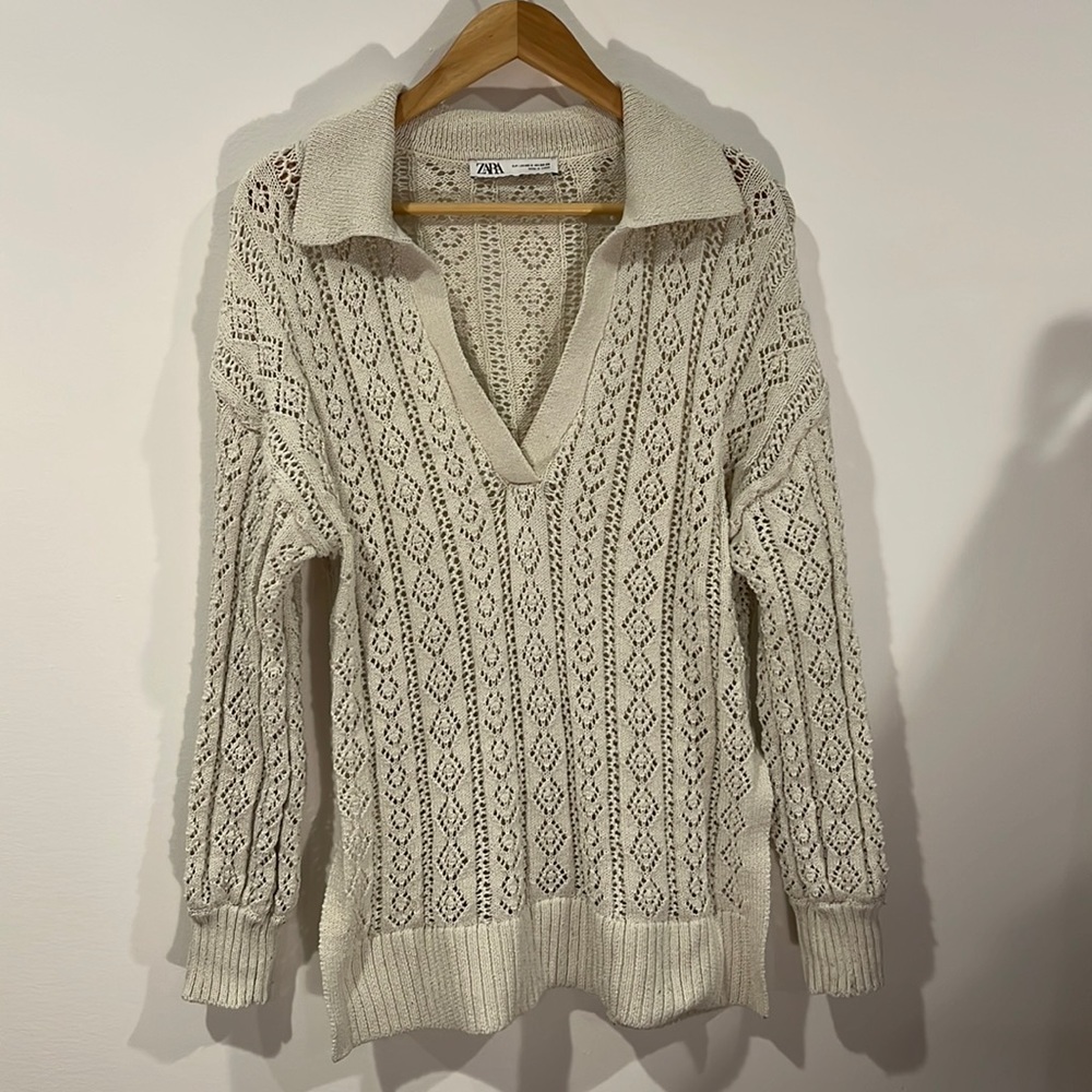 Zara Polo sweater with V-neck lapel collar and long sleeves. Side vents at hem - Picture 3 of 9